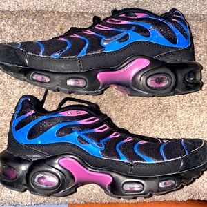 Nike Air Max plus Size 5.5 Color Black/blue/hot pink